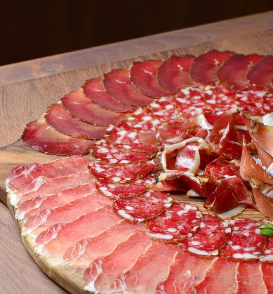 surtido-de-ibericos-de-La-Grosella-556x6