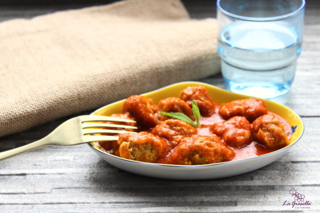 albóndigas vegetales de quinoa con salsa de tomate