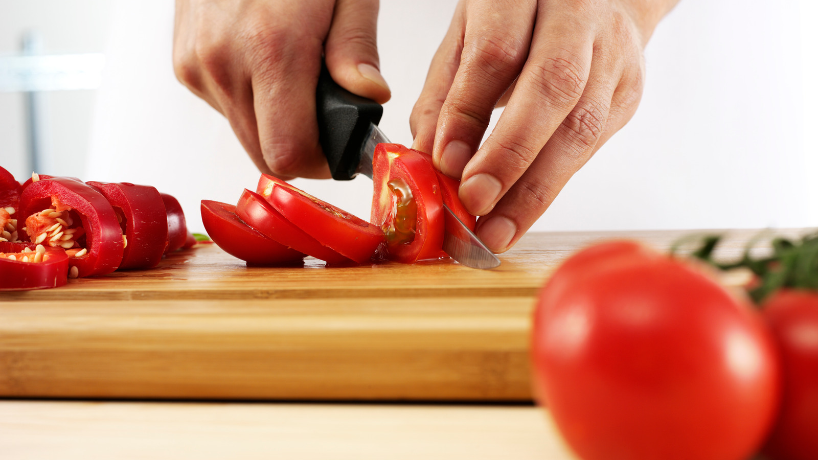 Tomate-natural-cortado-como-guarnicion-de-La-Grosella