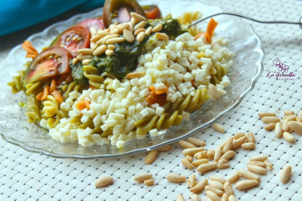 Ensalada de pasta multivegetal al pesto