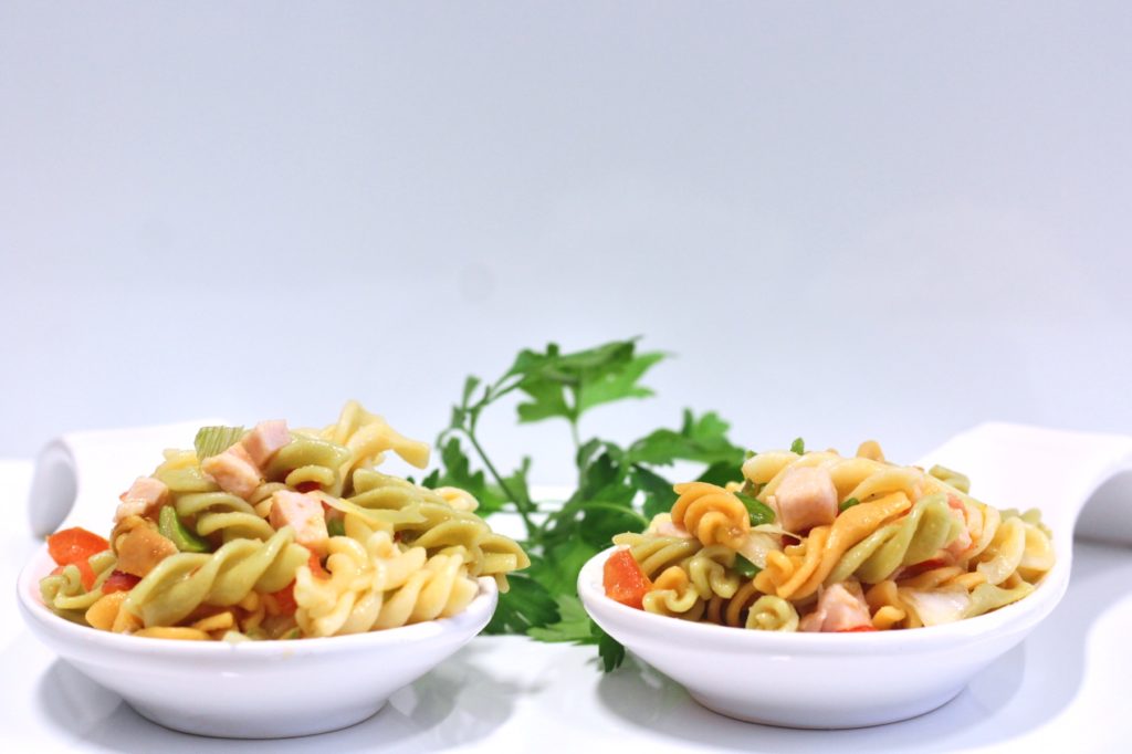 Ensalada de pasta tricolor con paleta ahumada