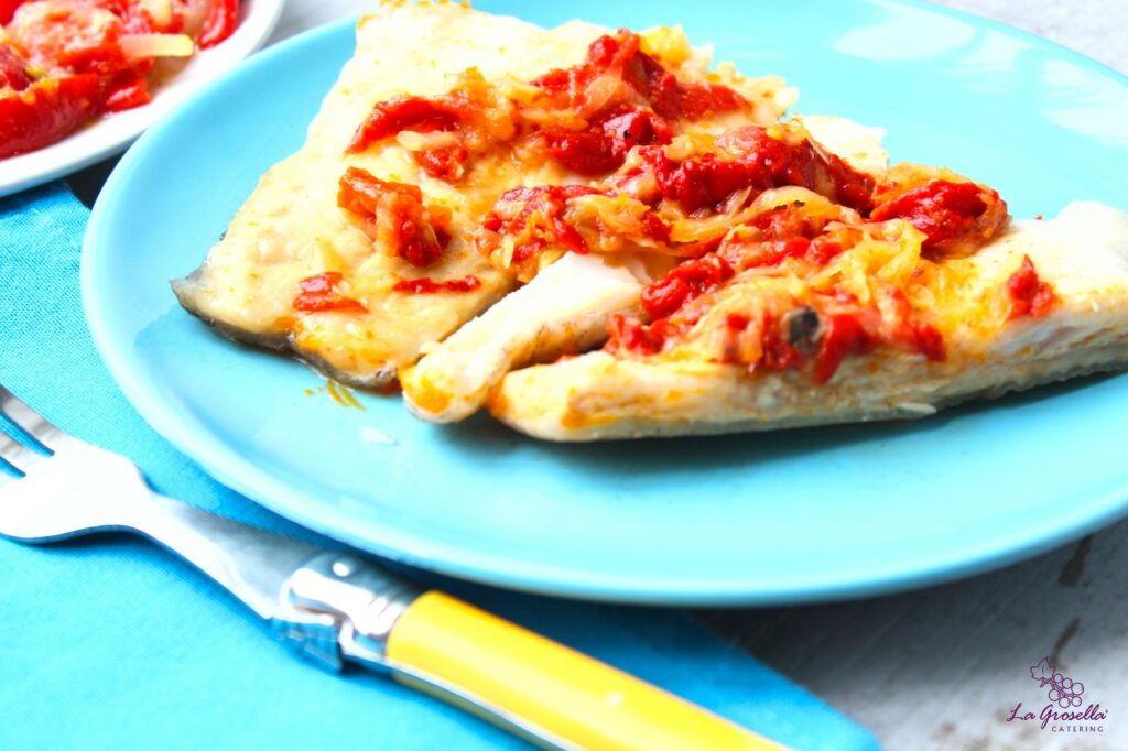 Merluza al vapor con pimientos del piquillo y cebolla
