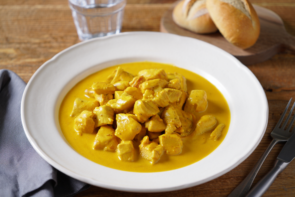 Ragú de pollo al curry amarillo y leche de coco