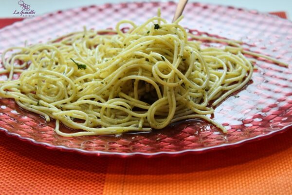 Espaguetis con ajo y perejil