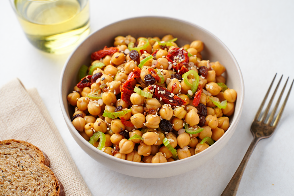 Ensalada de garbanzos con tomates secos y pasas