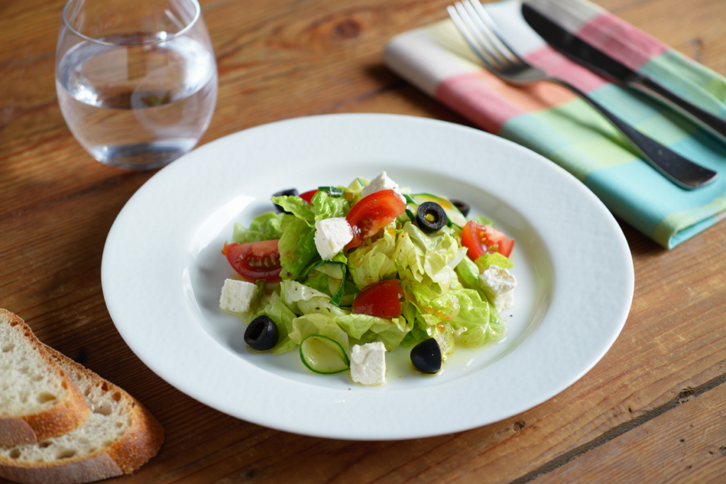 Ensalada iceberg con queso feta y aceitunas negras