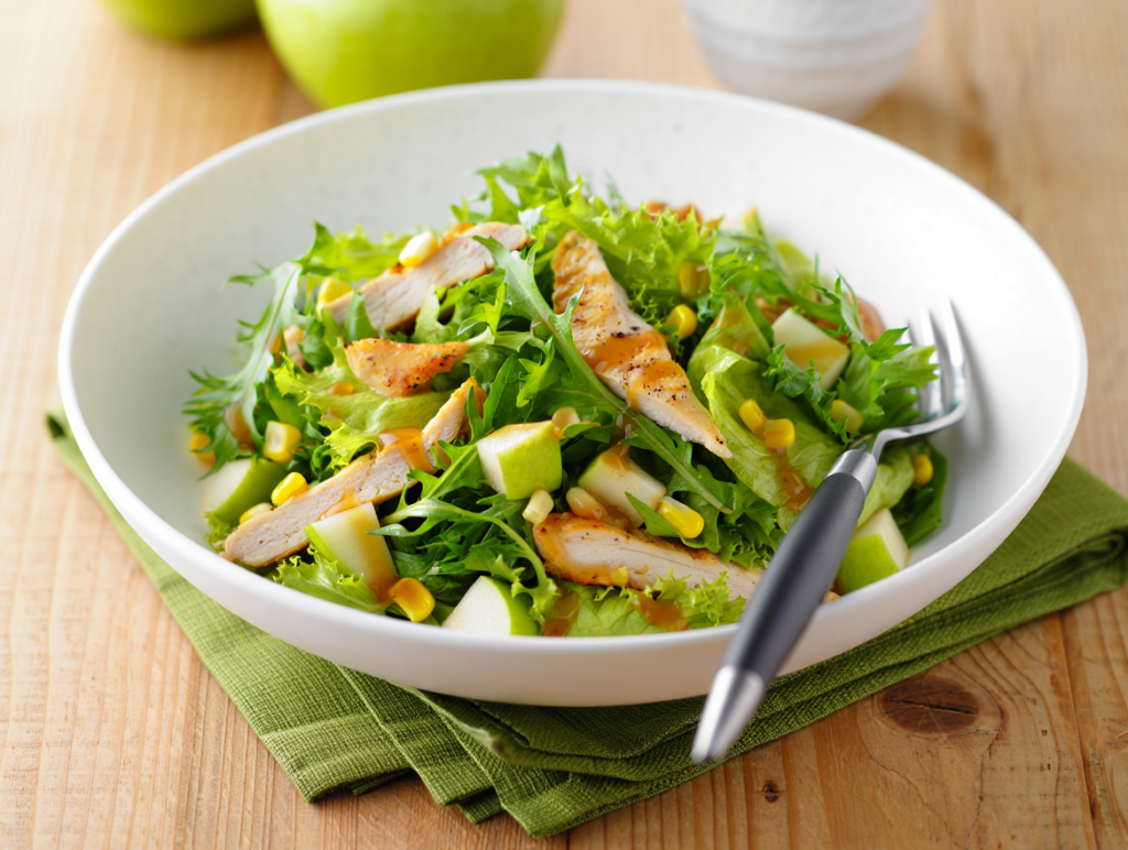 Ensalada mezclum con pollo asado y manzana
