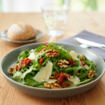 Comida a domicilio - Ensalada verde con rúcola, tomate seco y nueces