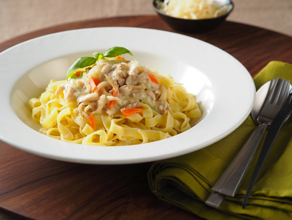 Tagliatelle gratinados al ragú blanco