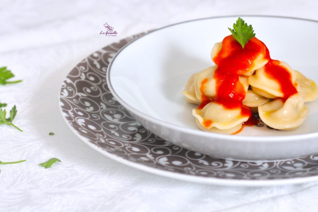 Tortellini gigantes de ternera con salsa de tomate