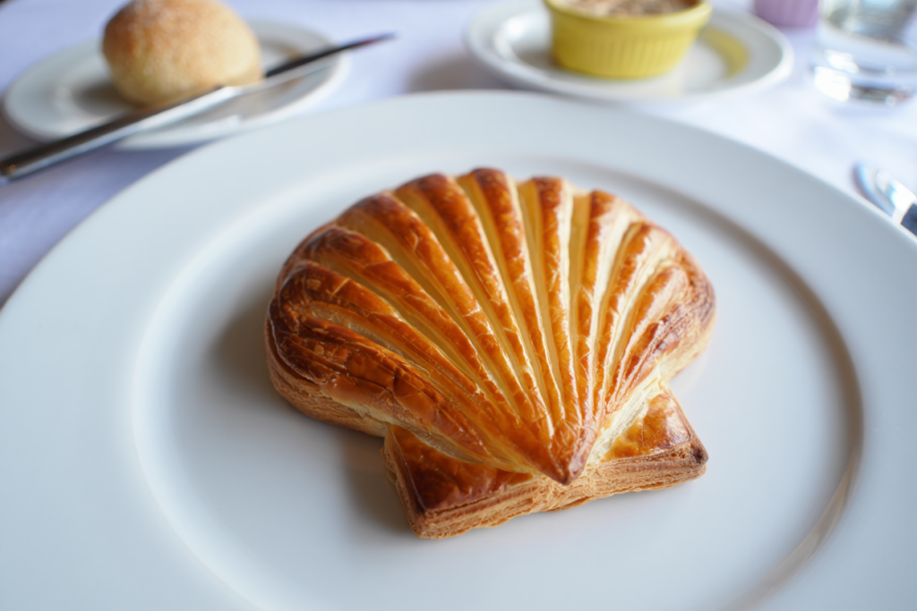 Hojaldre relleno de vieiras y salmón