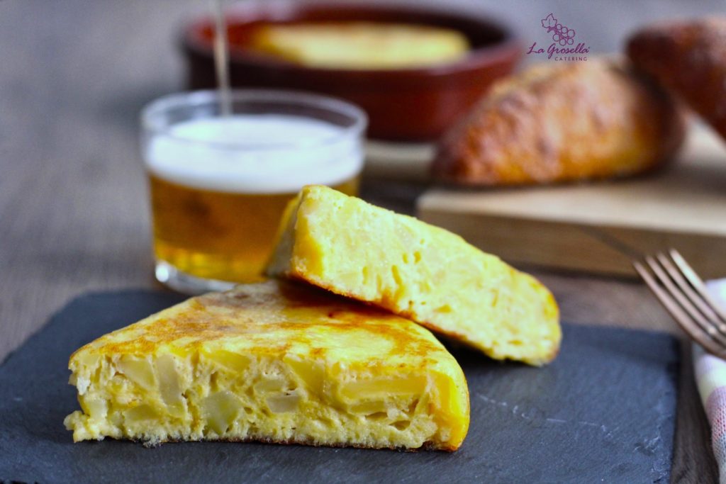 Pincho de tortilla con cebolla caramelizada rellena de tomate y mayonesa
