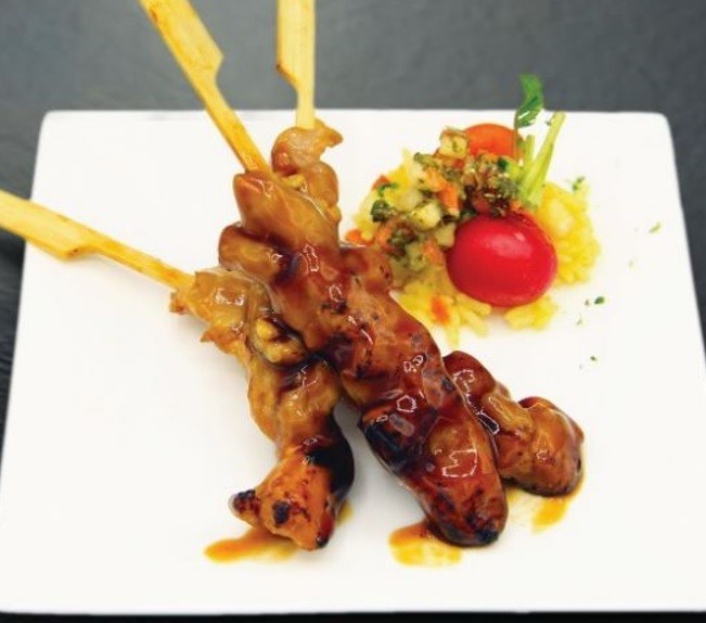 12 Mini brochetas con salsa yakitory