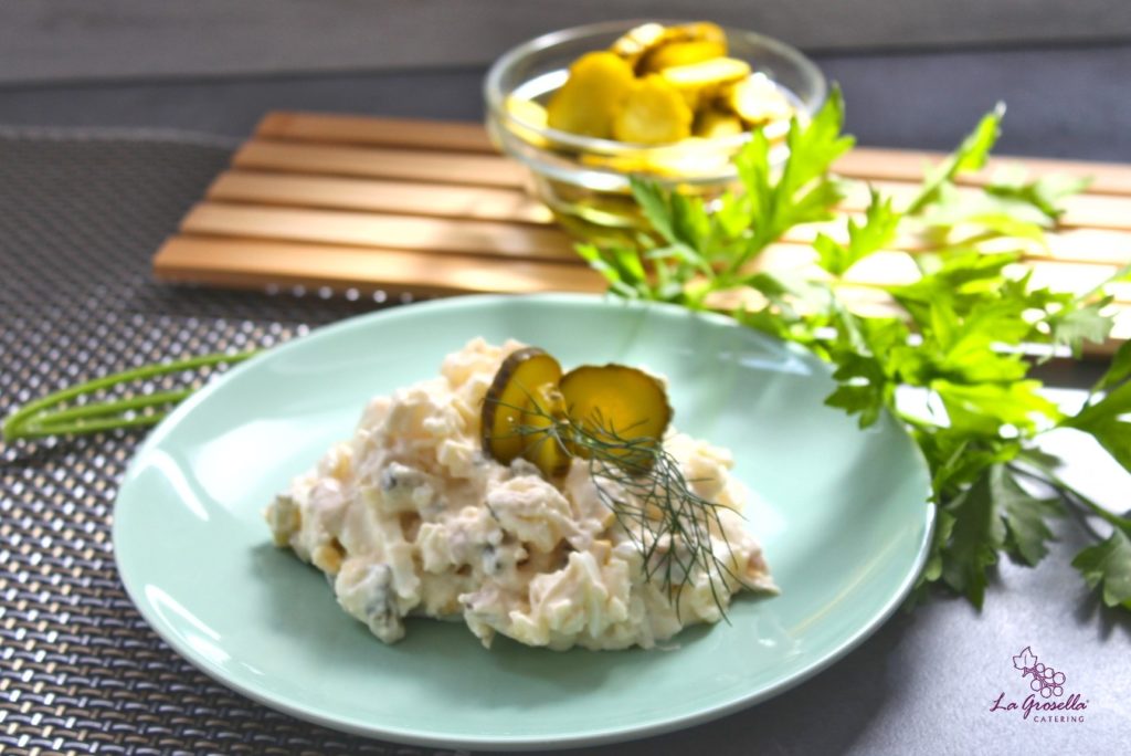 Ensaladilla capital con pollo asado