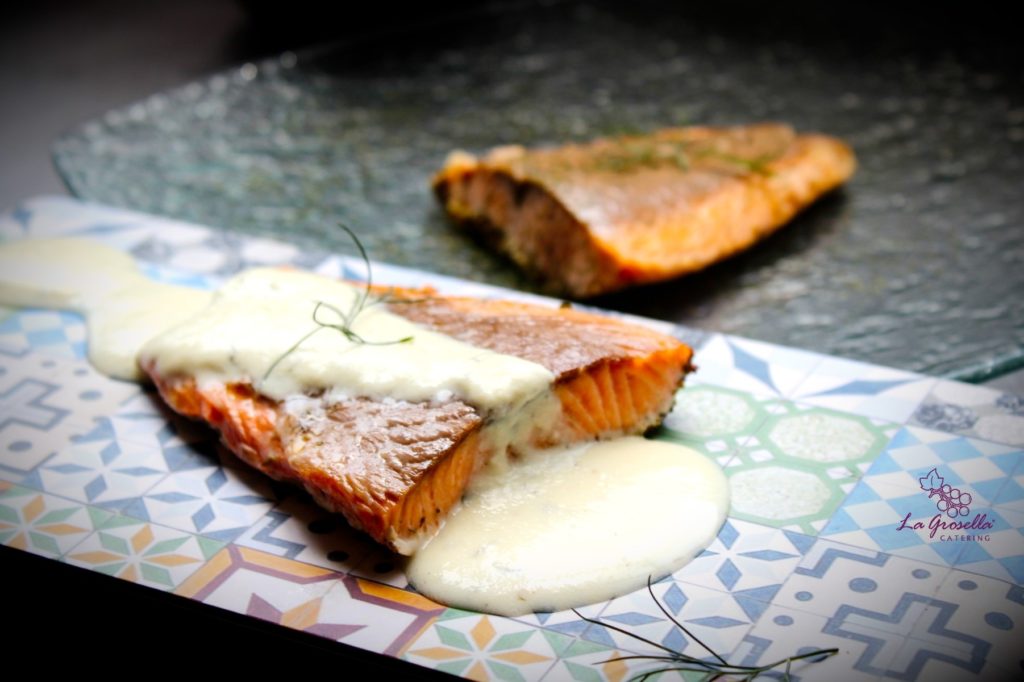 Salmón Keta con salsa de yogur y eneldo