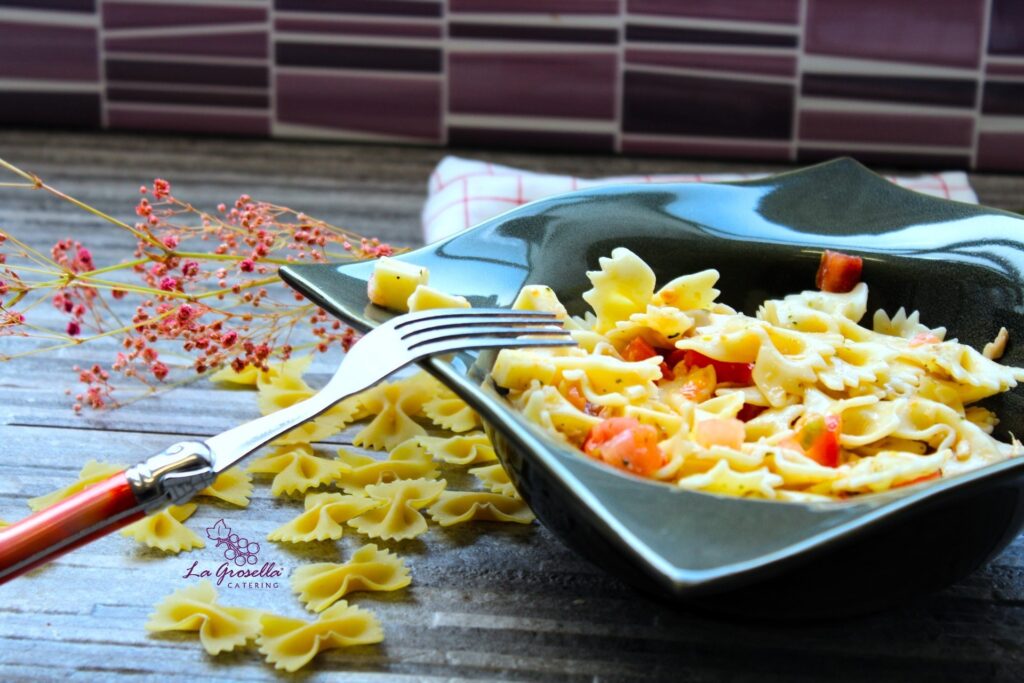 Ensalada de pasta con pollo y provola