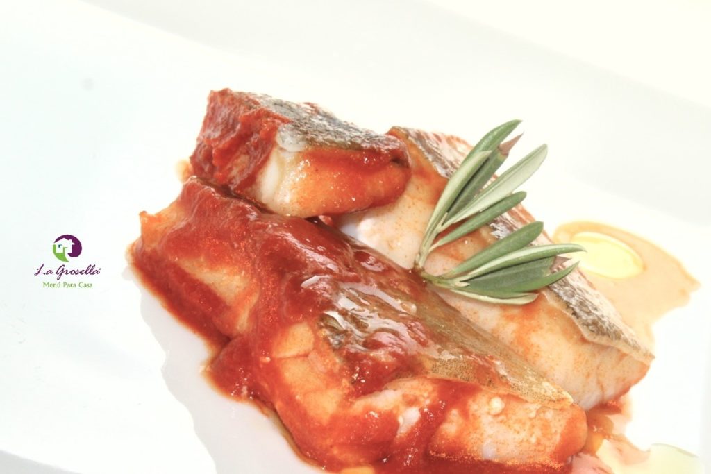 Cabracho con salsa de tomate