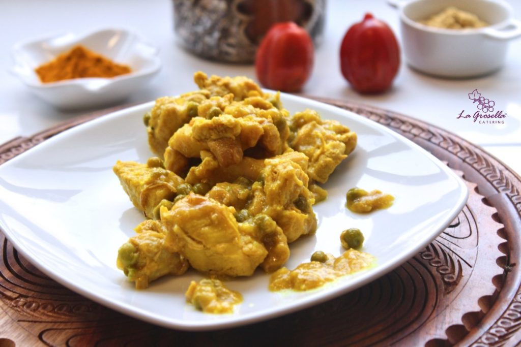 Ragú de pollo con cúrcuma y guisantes