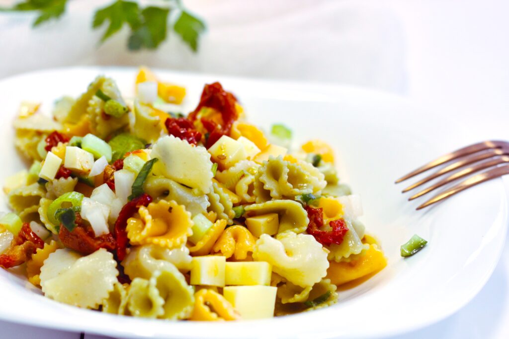 Ensalada de pasta con queso ahumado