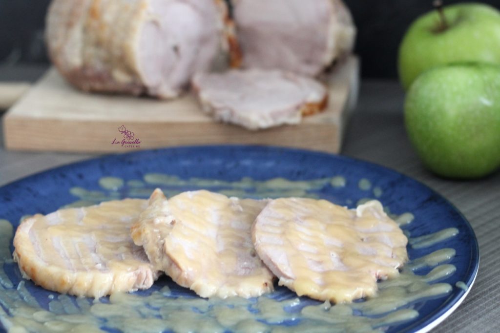 Rotí de pavo asado con puré de manzanas