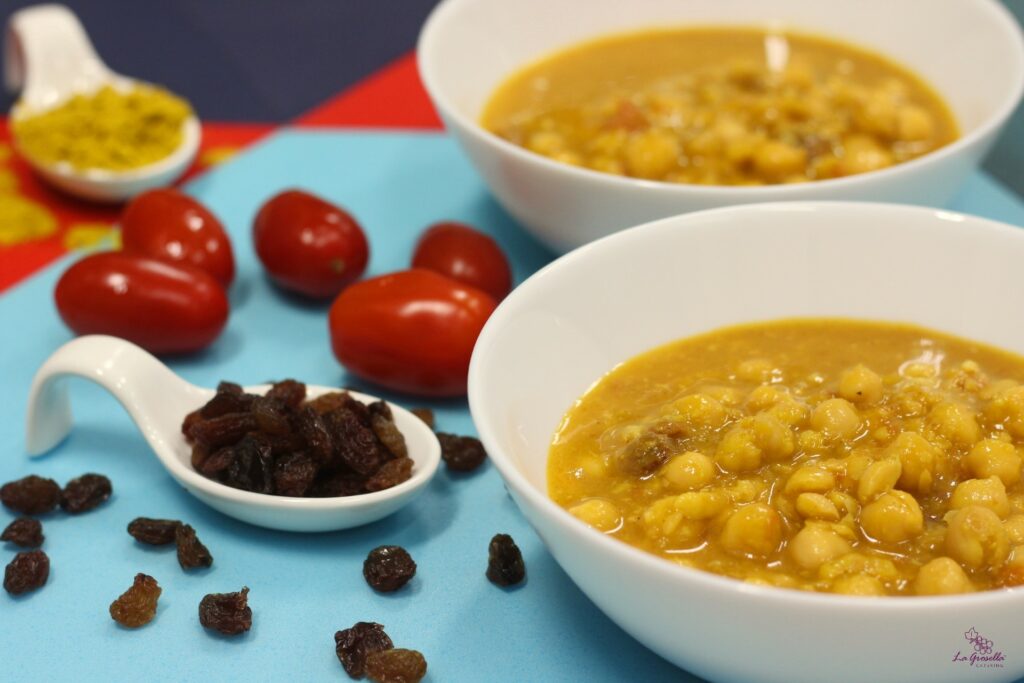 Sopa de garbanzos con tomate y curry