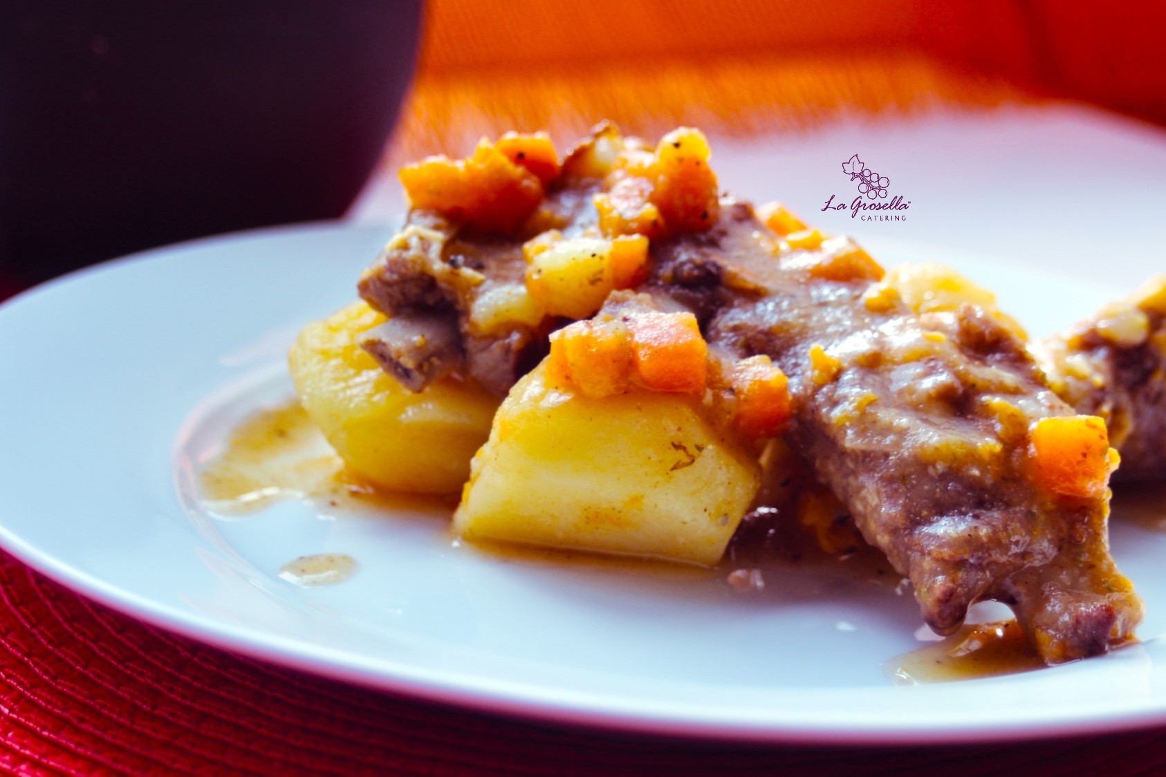 Guiso de patatas con carne de costillas - La Grosella® - Comida para