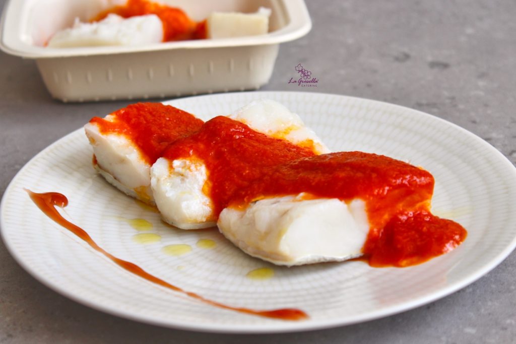 Bacalao con tomate y albahaca