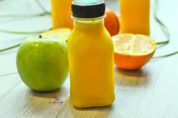 Botellita de zumo natural de naranja y manzana verde extra