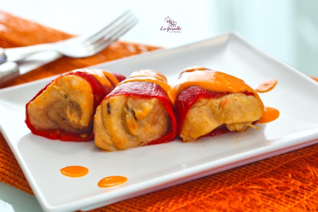 Pimientos del piquillo rellenos de marisco con salsa italiana