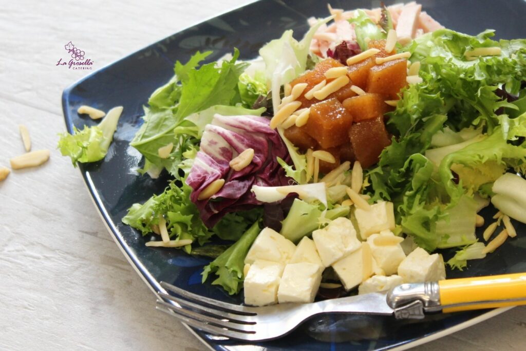 Ensalada con pavo, membrillo y espinacas