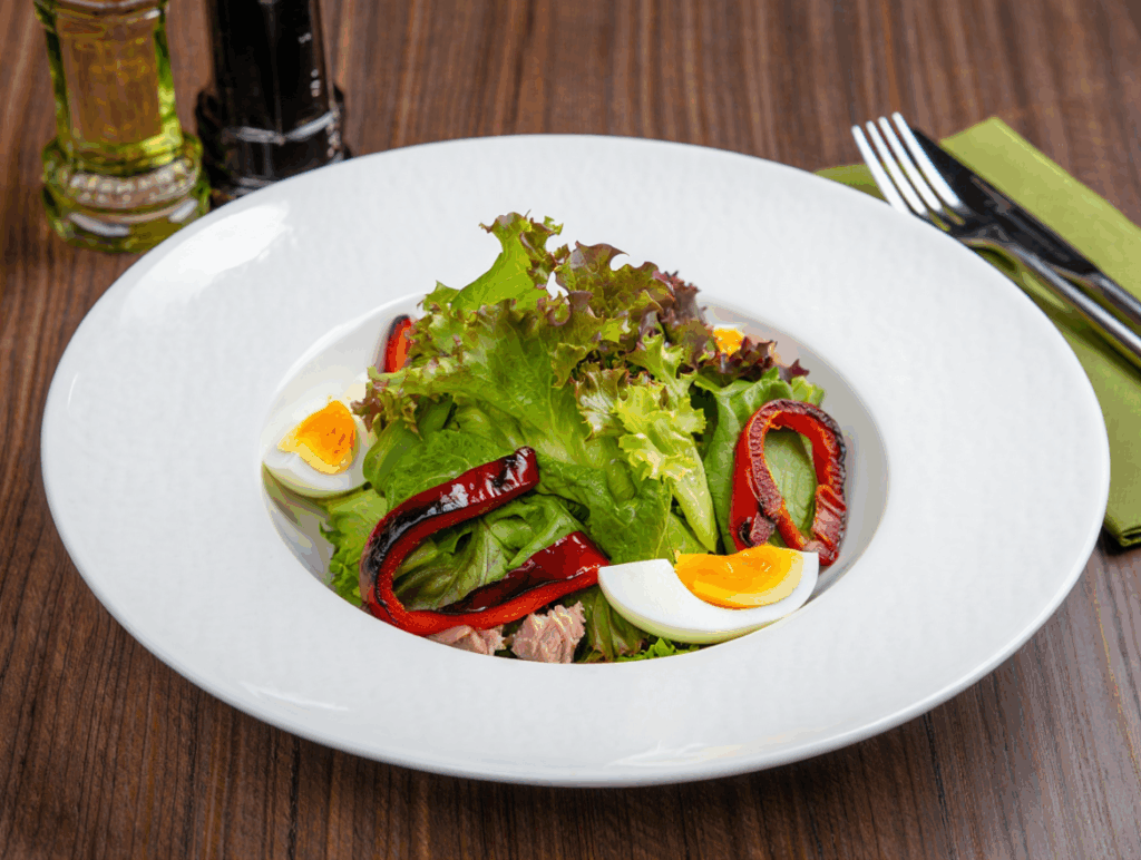 Ensalada mixta con pimientos y atún