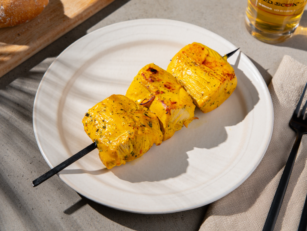 Pinchos morunos amarillos de pollo