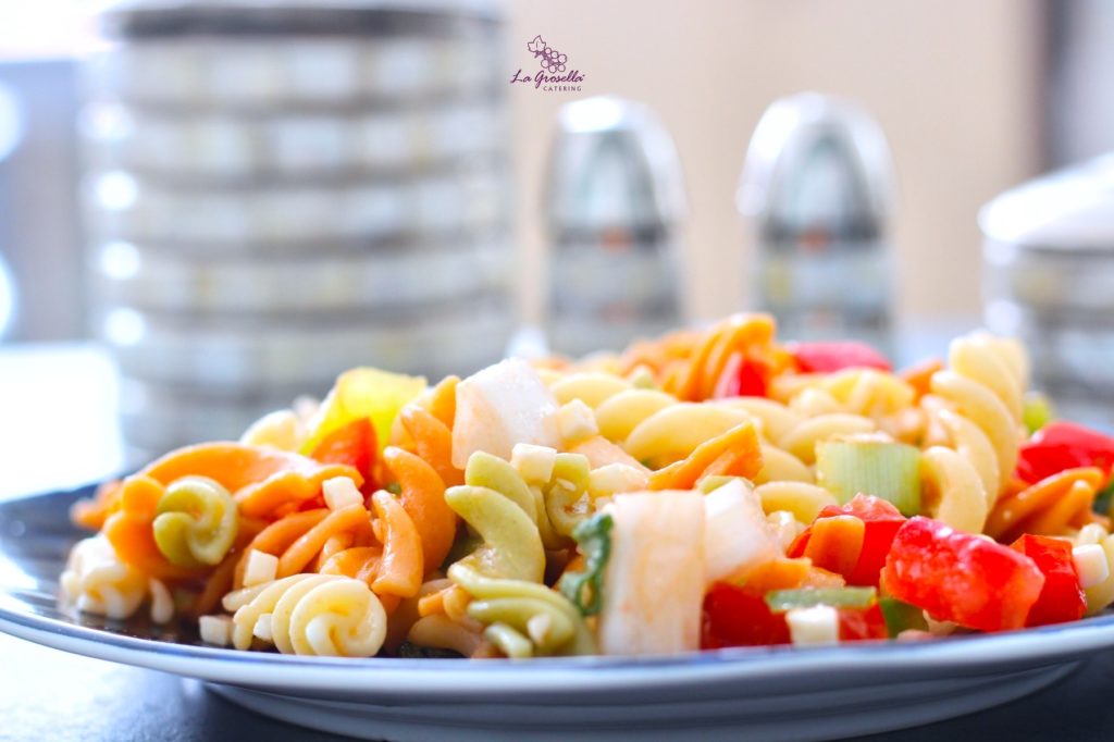 Ensalada de pasta tricolor con pollo especiado y verduras