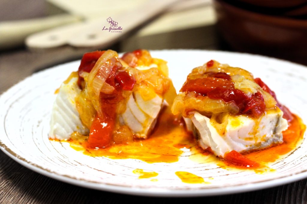 Fogonero con pimientos asados y cebolla