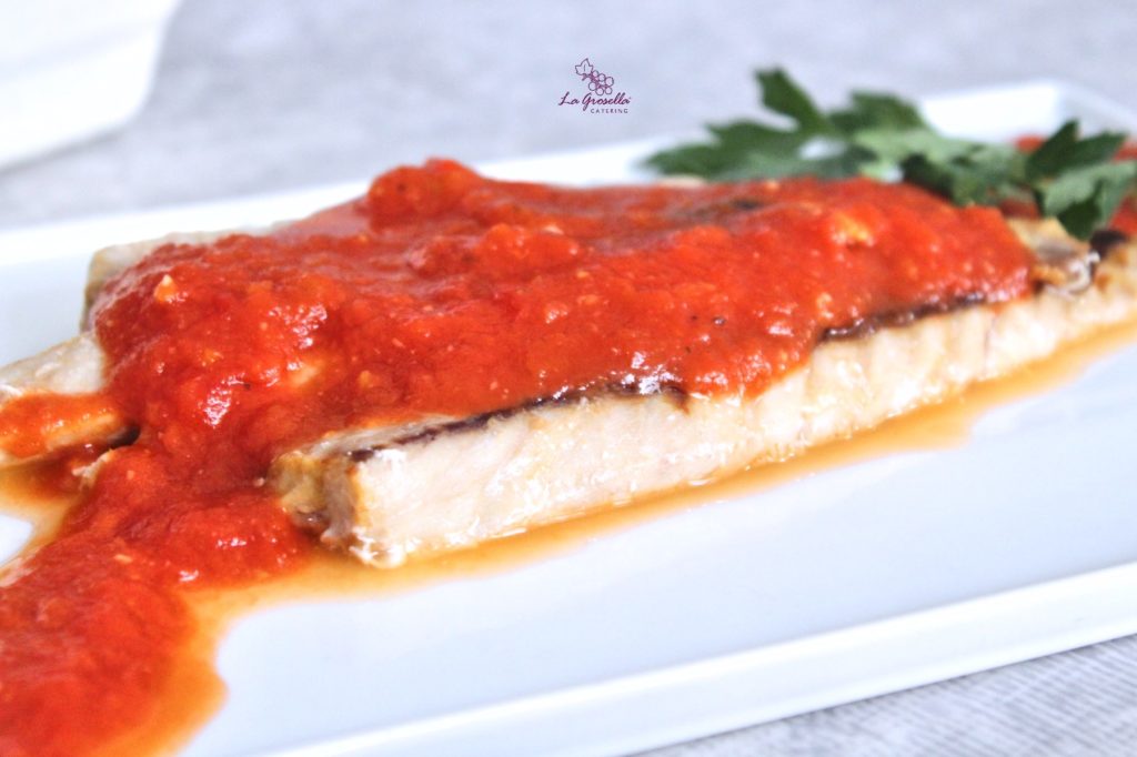Mero al vapor con salsa de tomate
