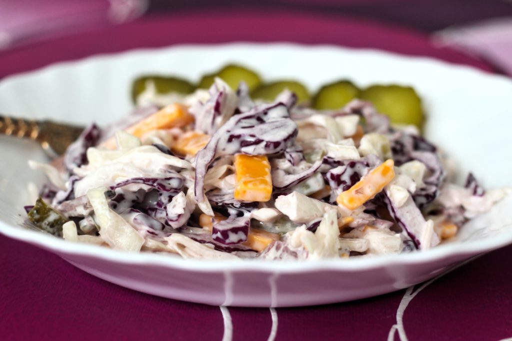 Ensalada de lombarda con pastrami