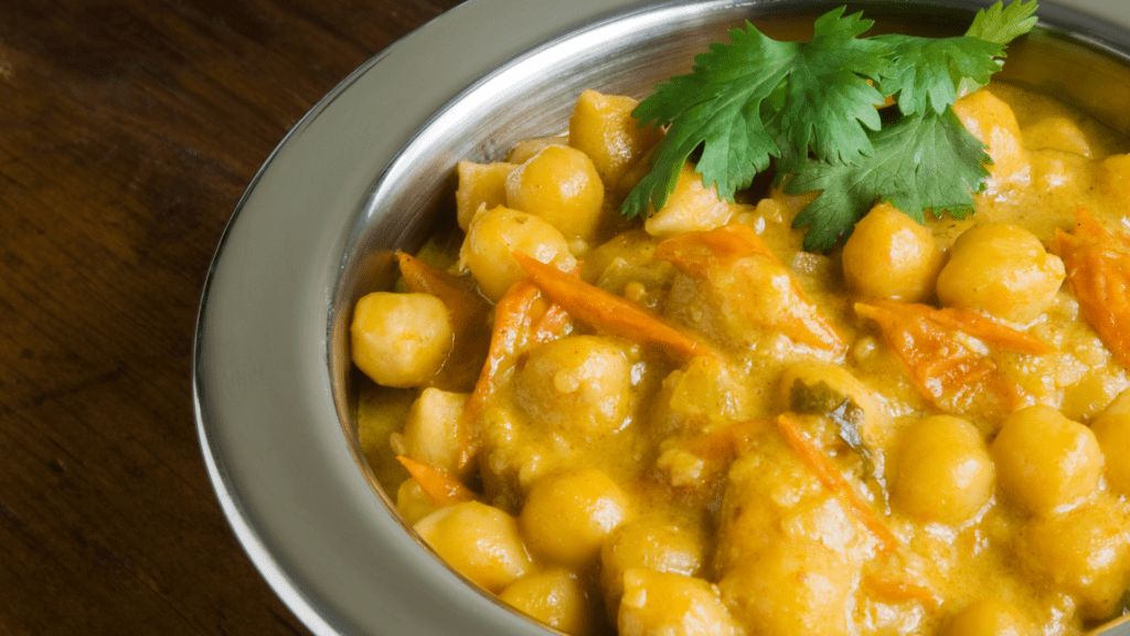 Garbanzos con verduras indias y leche de coco