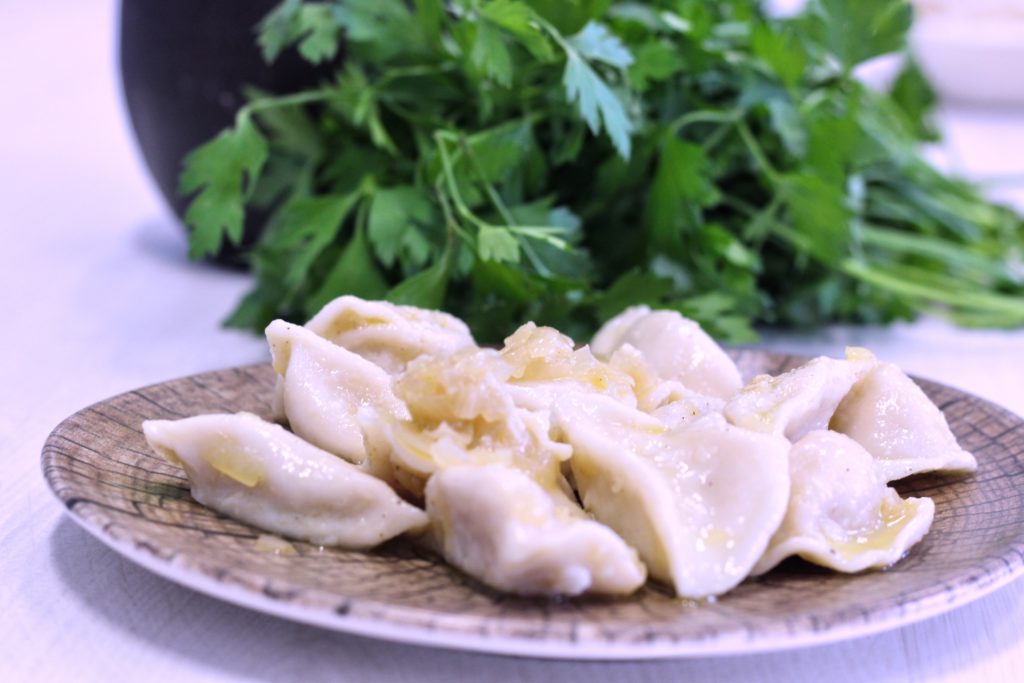 Raviolis rellenos de patata y ricotta con cebolla frita