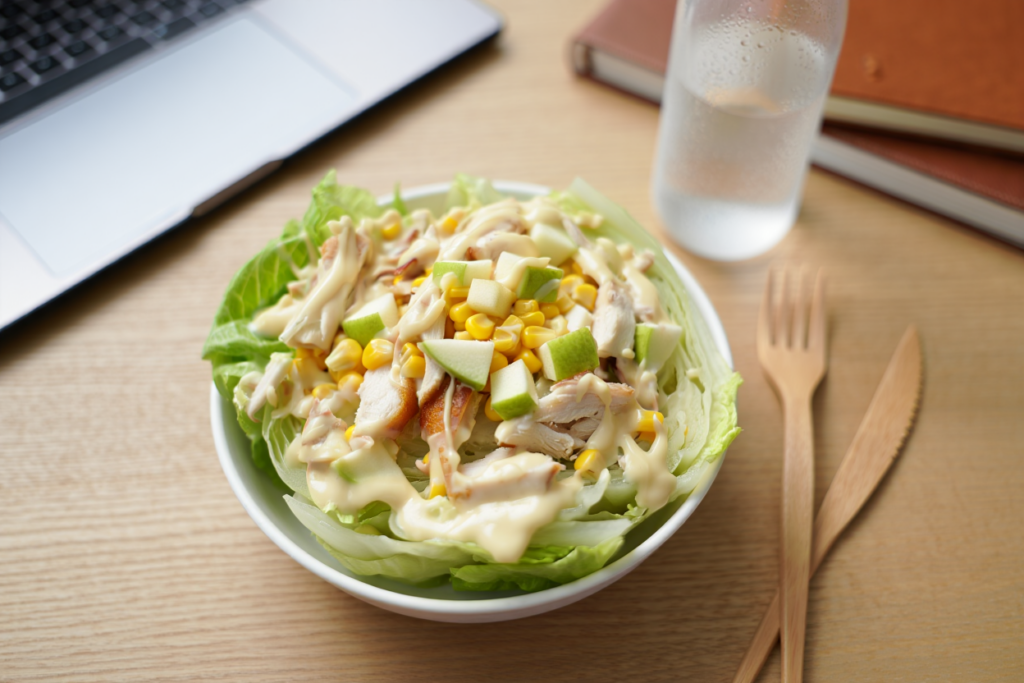 Ensalada americana con pollo kebab