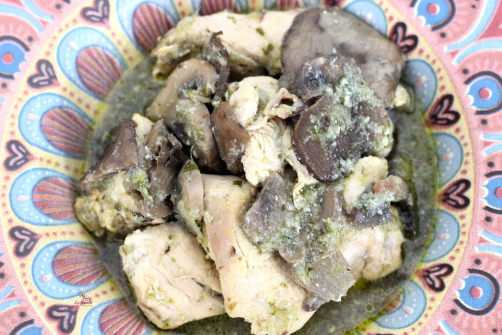 Ragú de pechuga de pollo de corral con champiñones