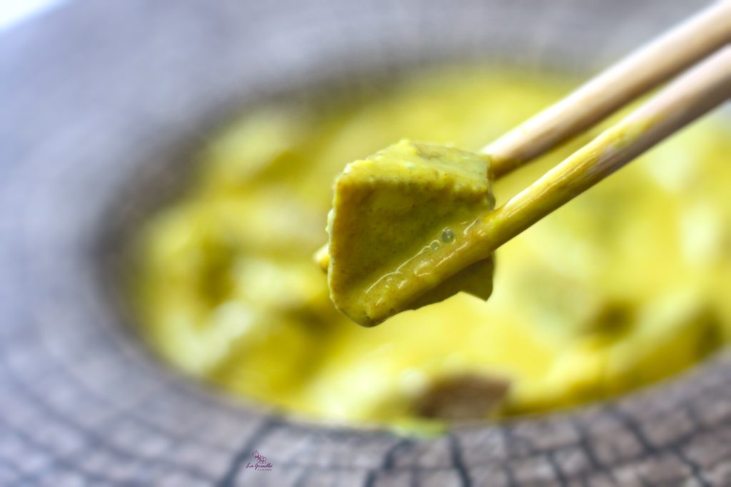 Seitán con salsa de curry amarillo y leche de coco