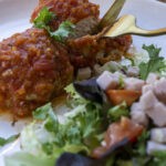 Comida a domicilio - Albóndigas de pollo con salsa de tomate y puerros
