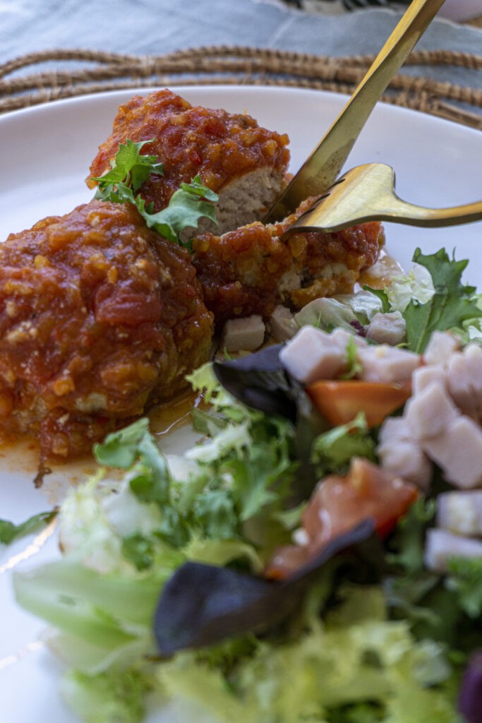 Albóndigas de ternera con salsa de tomate y puerros