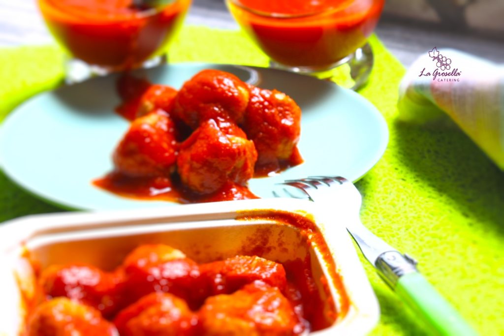 Mini albóndigas con salsa cremosa de tomate y puerros