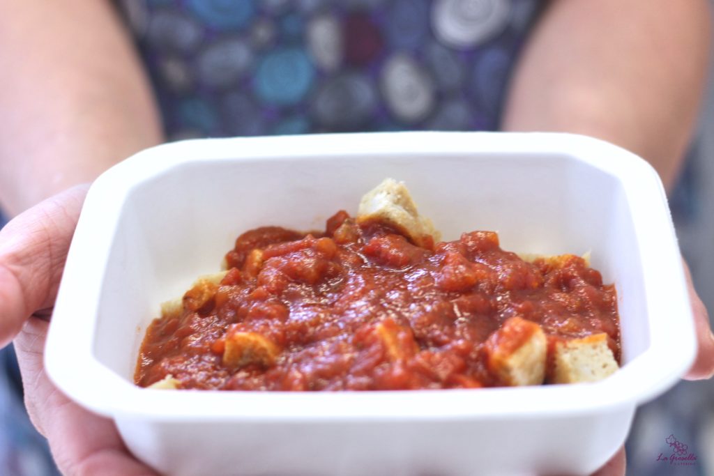 Seitán con salsa de tomate y albahaca fresca