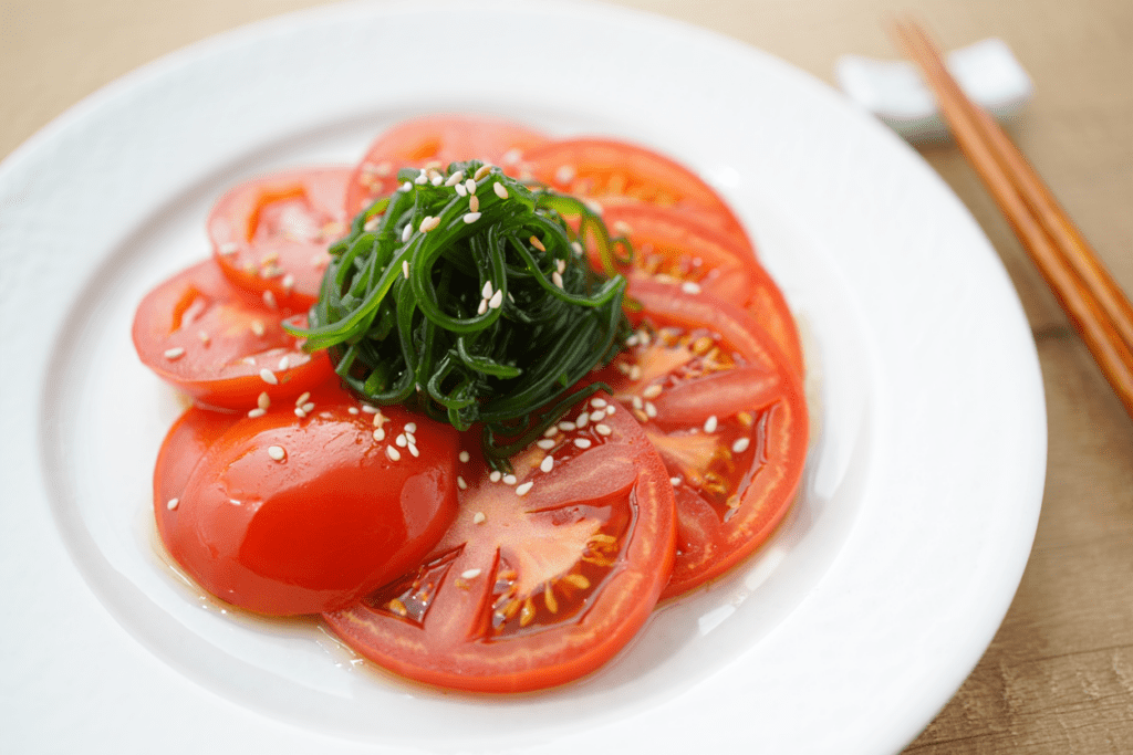 Ensalada de tomate con wakame