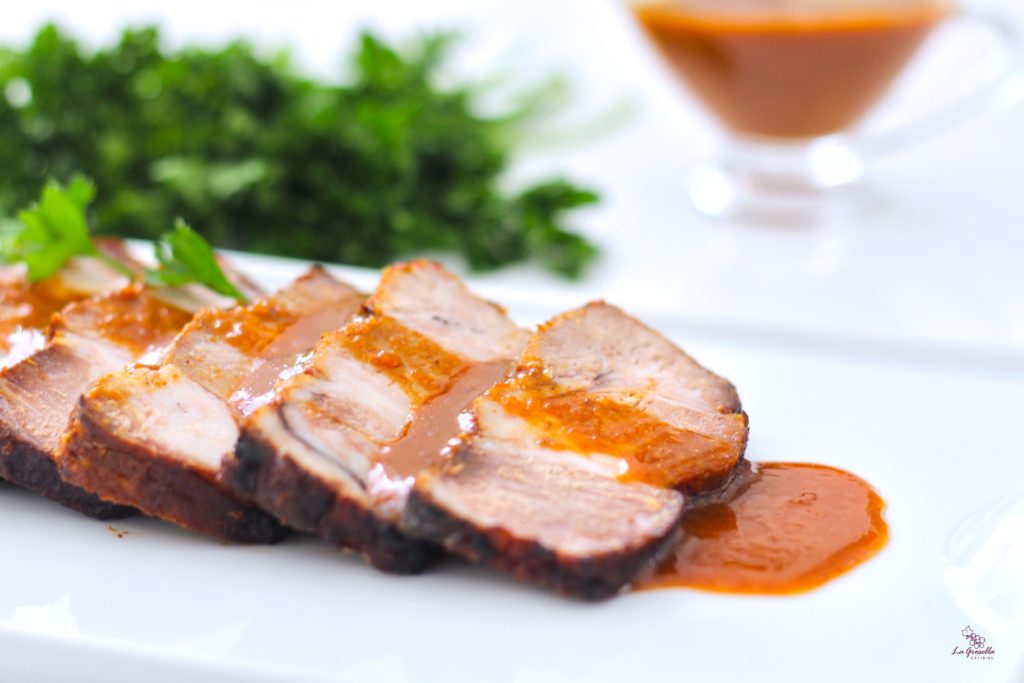 Aguja de cerdo marinado con miel y soja