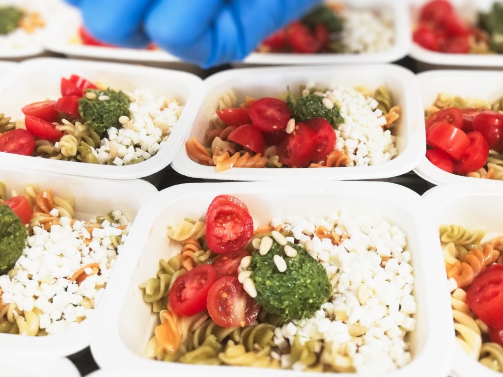 Ensalada mediterránea de pasta con pollo asado y verduras