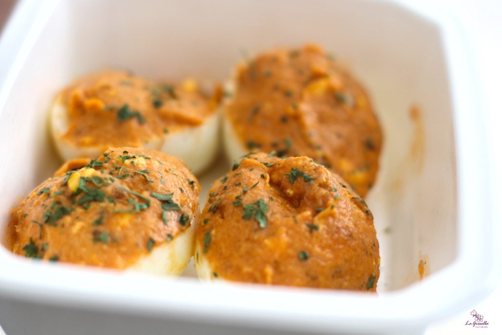 Huevos rellenos de atún