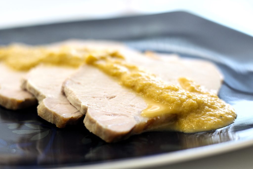 Lomo con salsa de cebolla y vino blanco